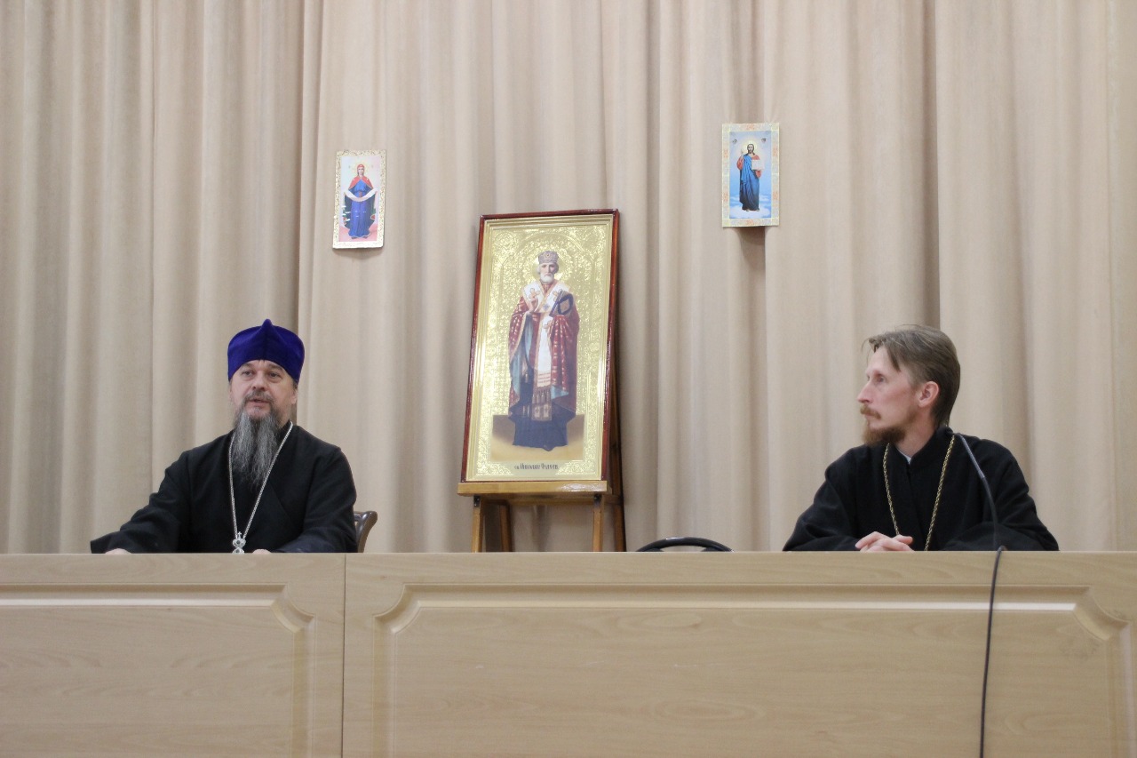 В Новосибирской православной семинарии прошла встреча с иереем Евгением Шишкиным