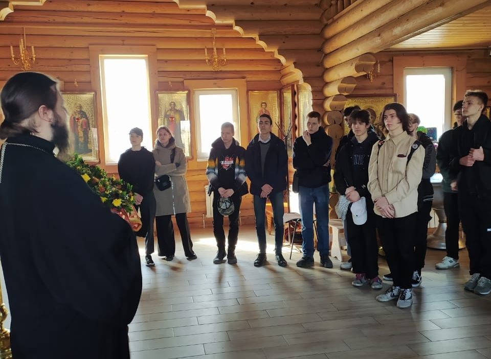 Студенты машиностроительного колледжа посетили Свято-Георгиевский храм