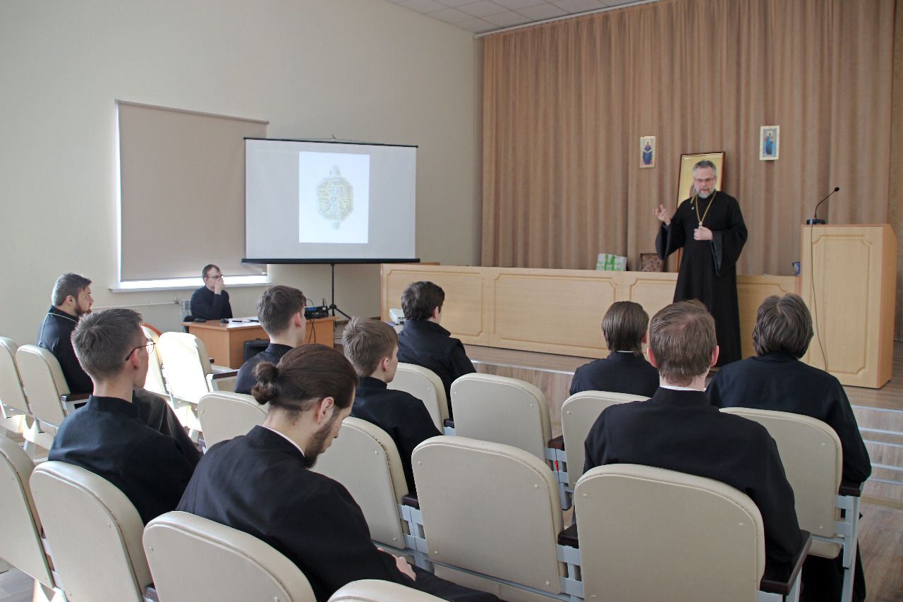 В НПДС прошла открытая лекция протоиерея Тимофея Морева о меднолитой иконе