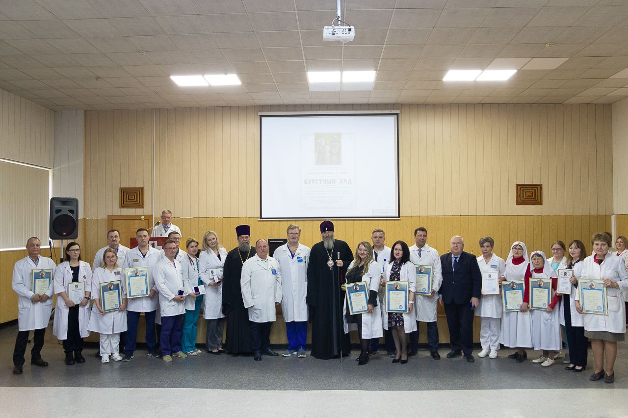 Митрополит вручил награды врачам и сотрудникам Горбольницы