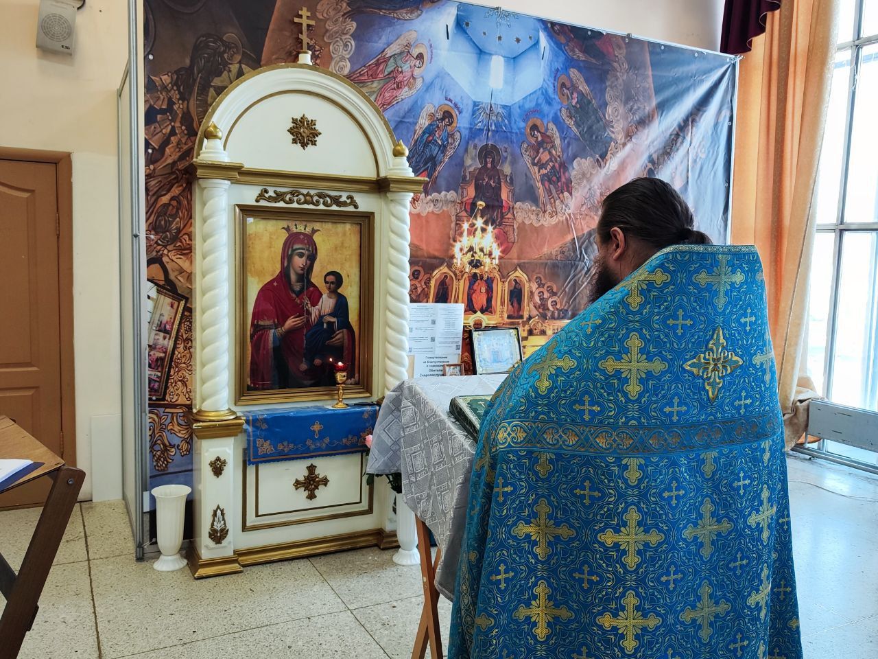 Молебен на осенней православной ярмарке