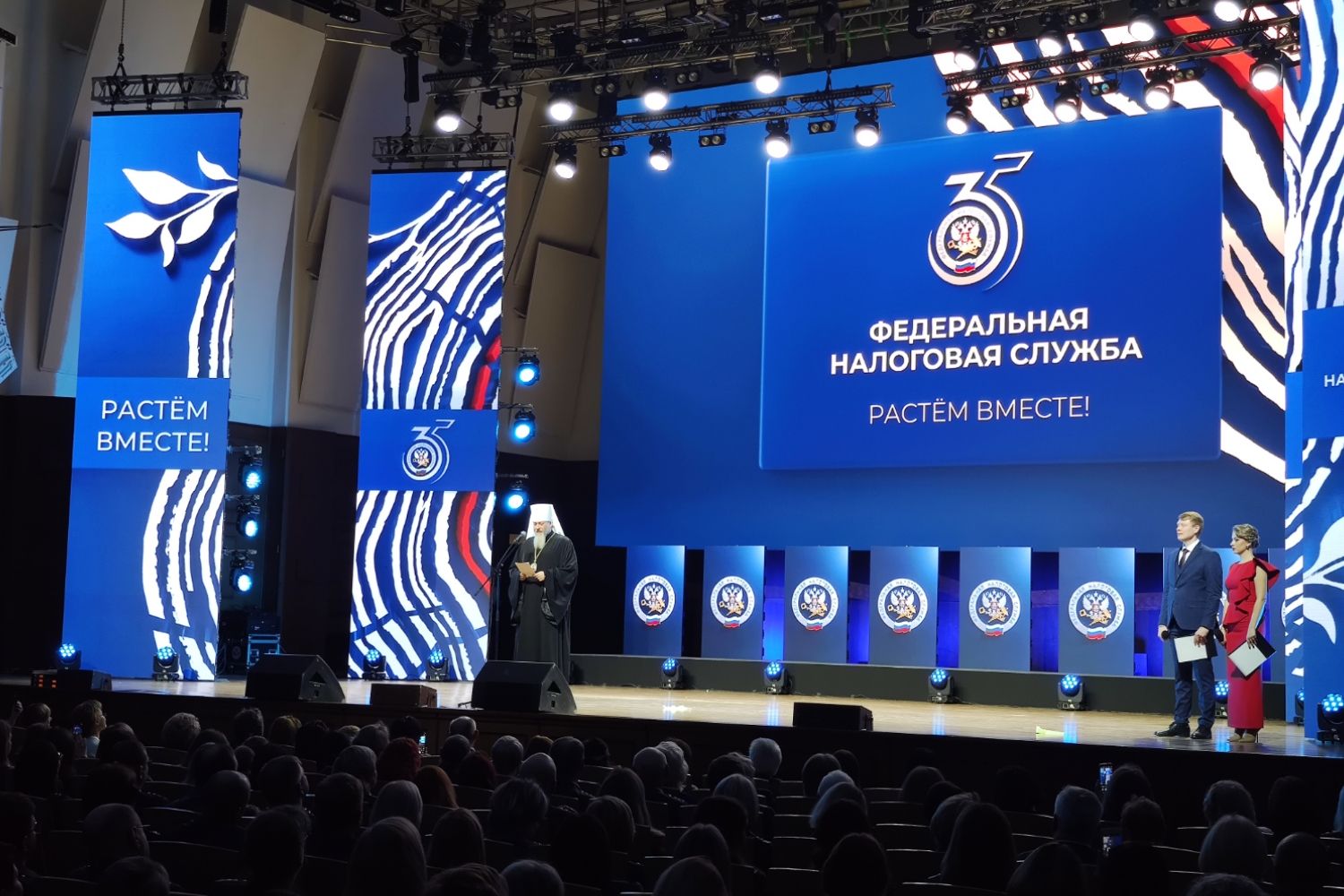 Митрополит Никодим поздравил коллектив региональной налоговой службы с 35-летием со дня основания