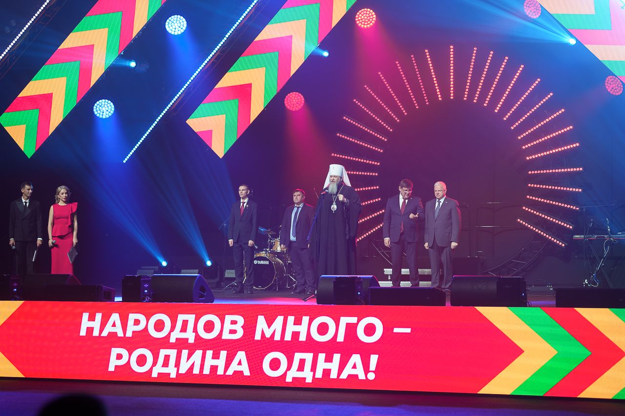 Митрополит Никодим поздравил новосибирцев с Днём народного единства