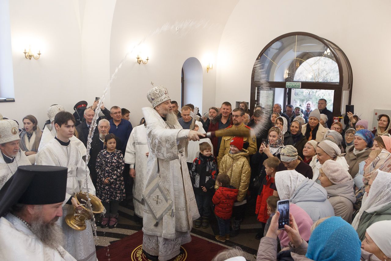Митрополит Никодим совершил чин Великого освящения храма в честь Успения Пресвятой Богородицы