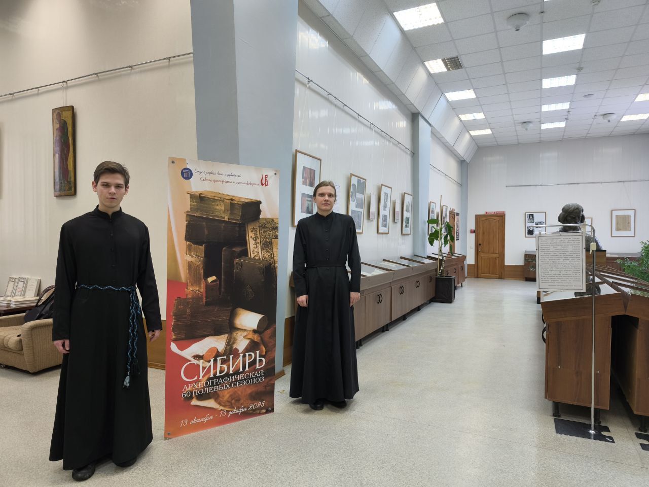 Студенты Новосибирской семинарии посетили выставку «Сибирь археографическая: 60 полевых сезонов»