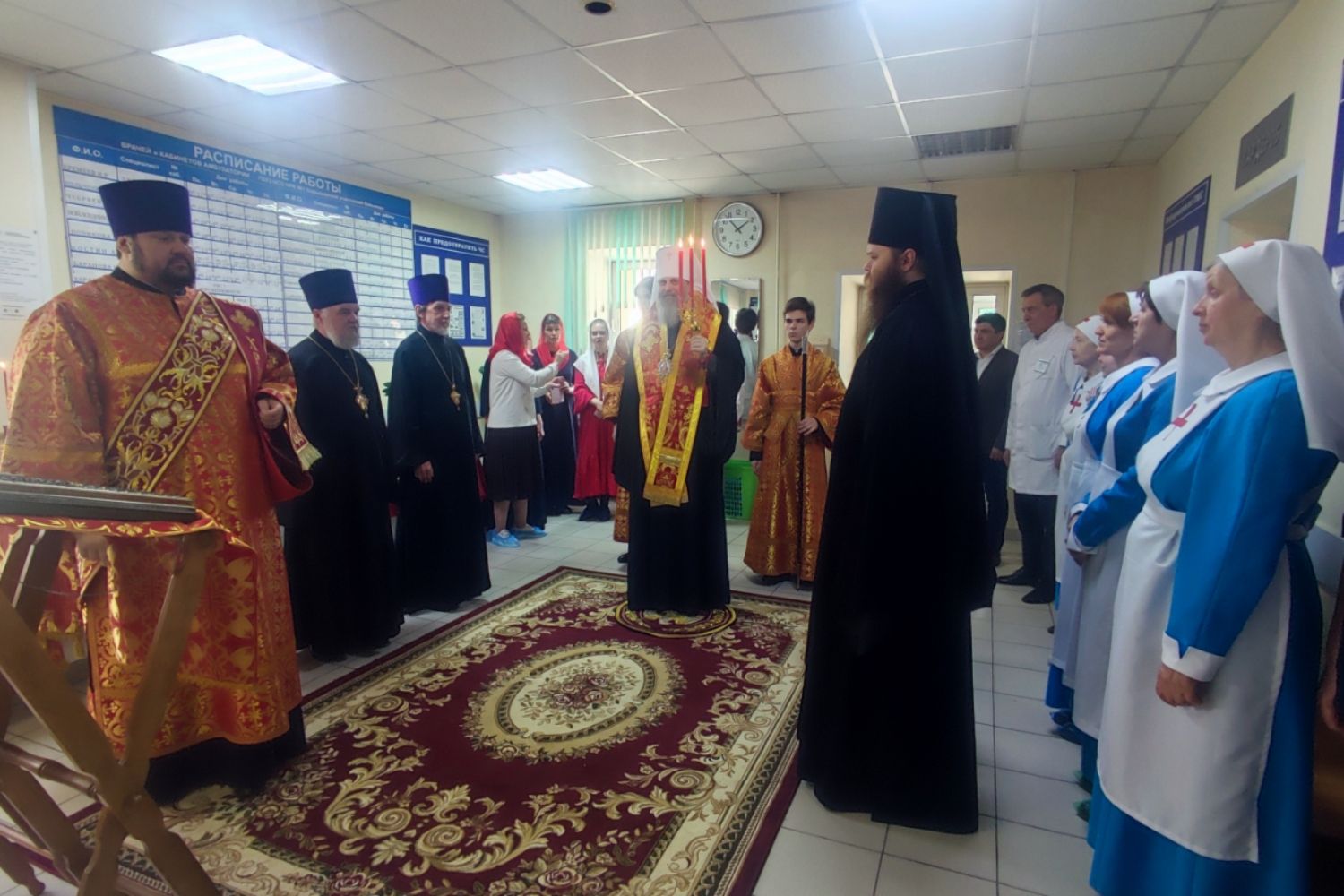 Митрополит Никодим посетил отделение паллиативной помощи Новосибирской районной больницы №1