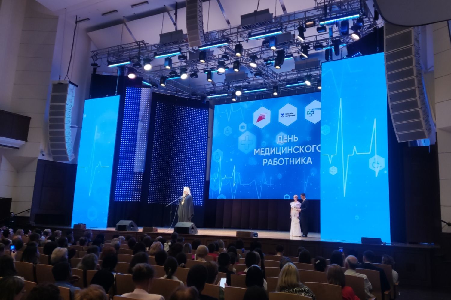 Митрополит Никодим поздравил медицинских работников с профессиональным праздником