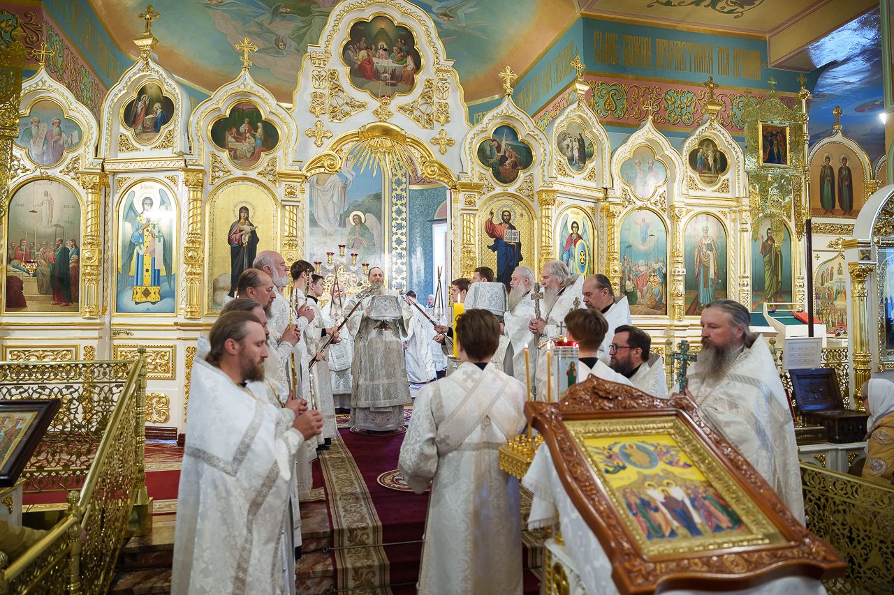 Митрополит Никодим совершил Божественную литургию в праздник Вознесения Господня