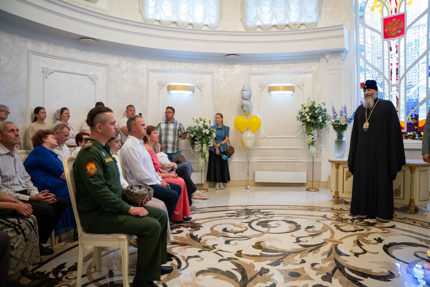 Владыка Никодим поздравил супружеские пары с общественной наградой