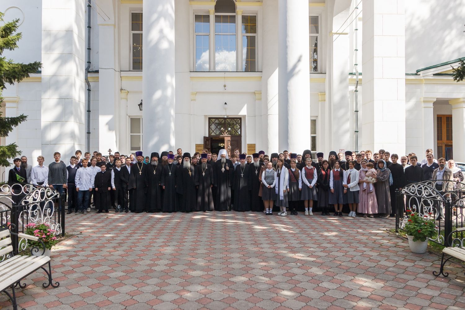 Митрополит Никодим совершил Литургию в храме Новосибирской православной духовной семинарии