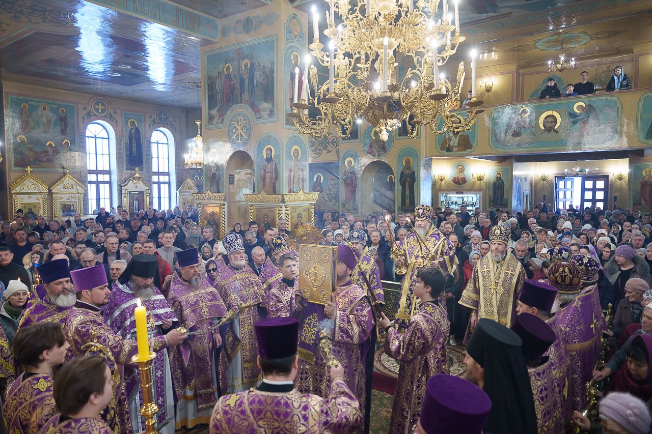 Состоялось прощальное богослужение митрополита Никодима в Вознесенском соборе