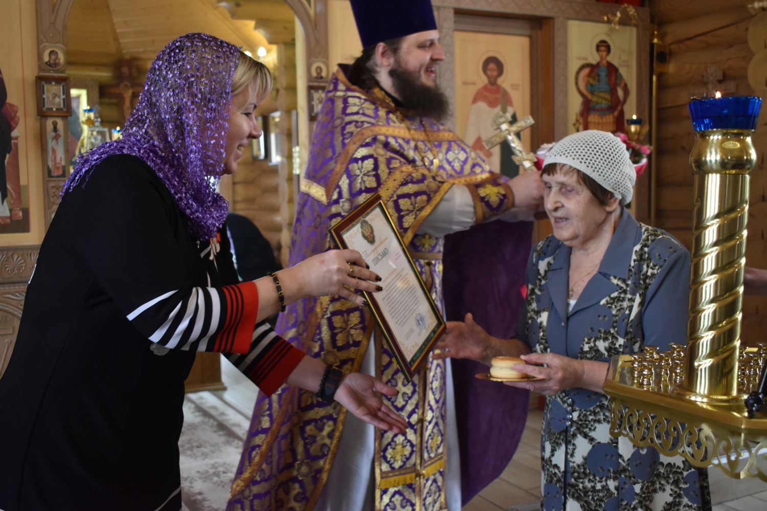 Приход поздравил старейшую прихожанку с юбилеем