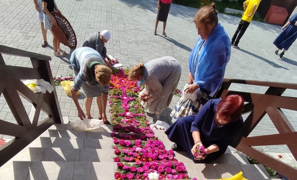 Подготовка к богослужению Погребения Пресвятой Богородицы