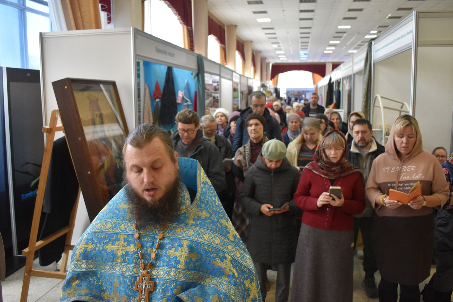 Молебен у Иверской иконы Божией Матери на православной ярмарке