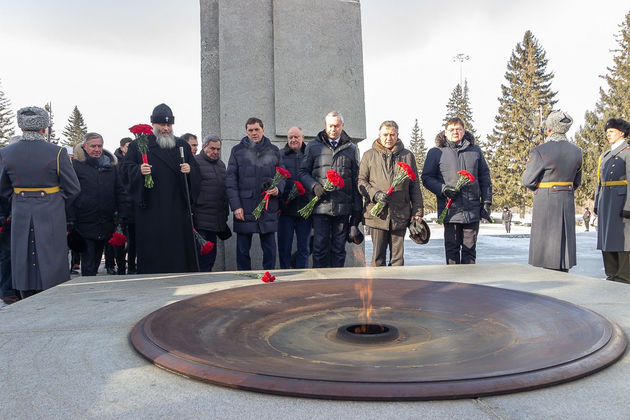 Глава Новосибирской митрополии принял участие в церемонии возложения цветов на Монументе славы