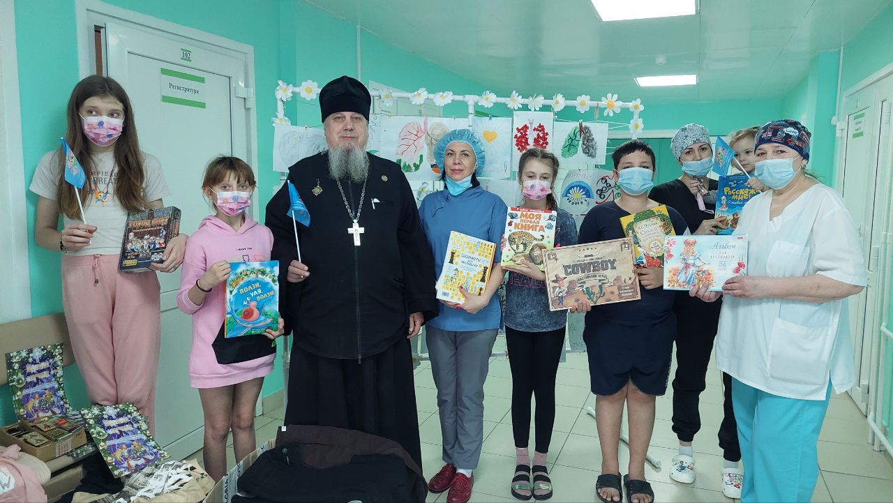 Священнослужитель Новосибирской епархии передал именные иконы пациентам детского оздоровительного санатория