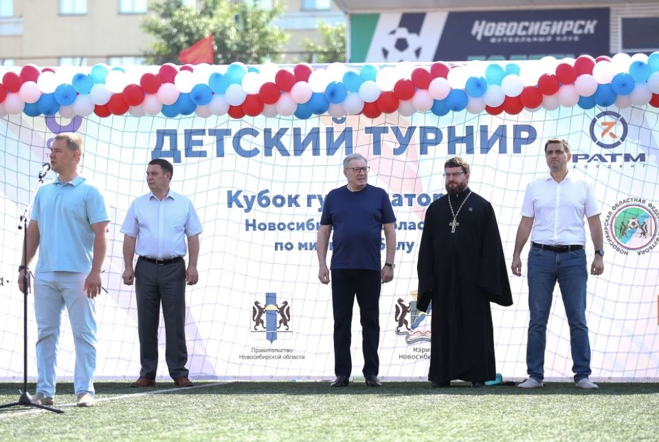 Руководитель спортивного отдела Новосибирской епархии приветствовал юных футболистов